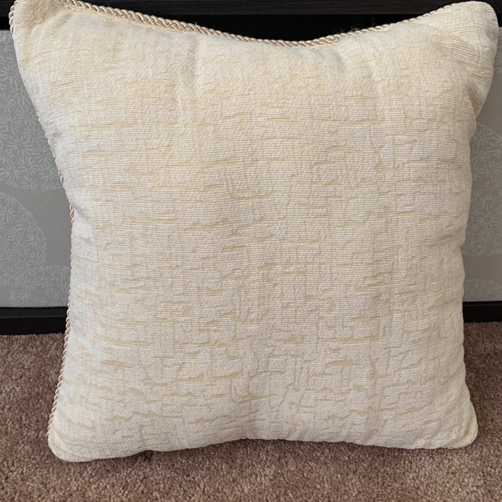 Throw pillows - Picture 2 of 2